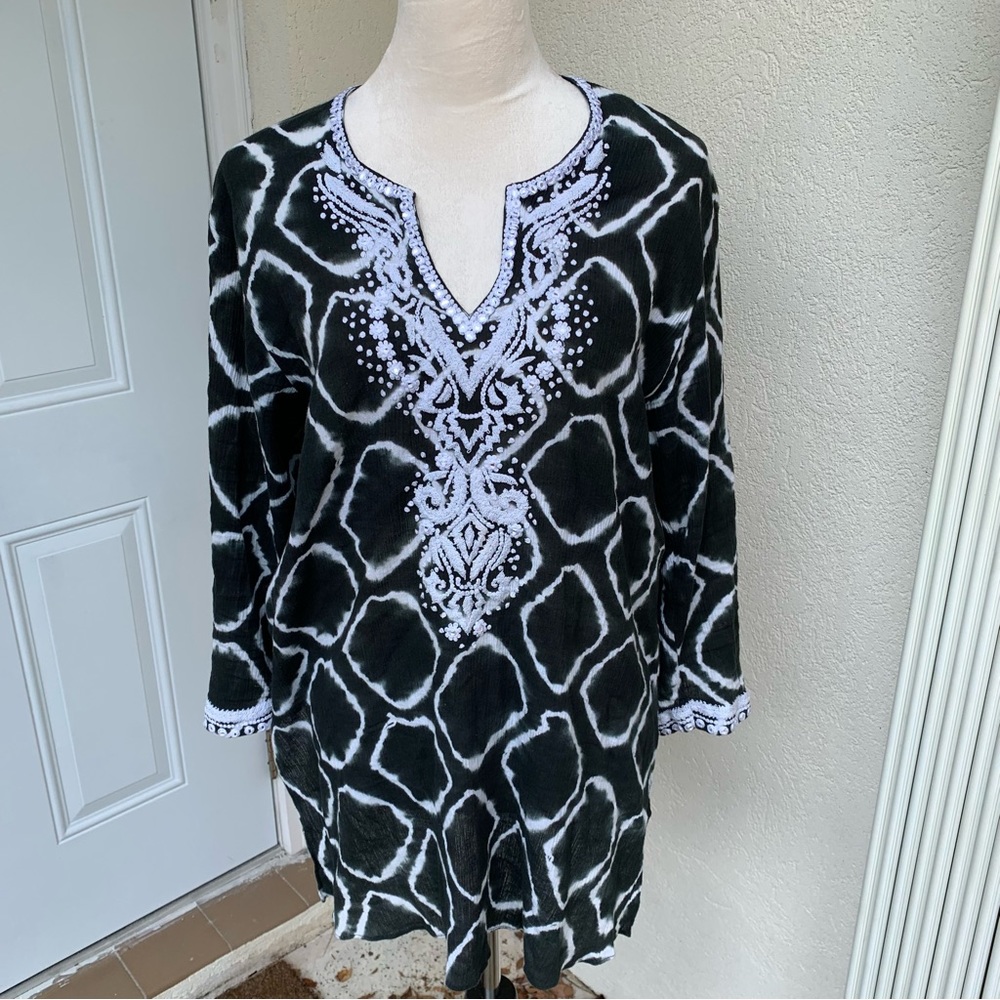 SULU. Women's long sleeve black tunic w/white circle design. Threadwork